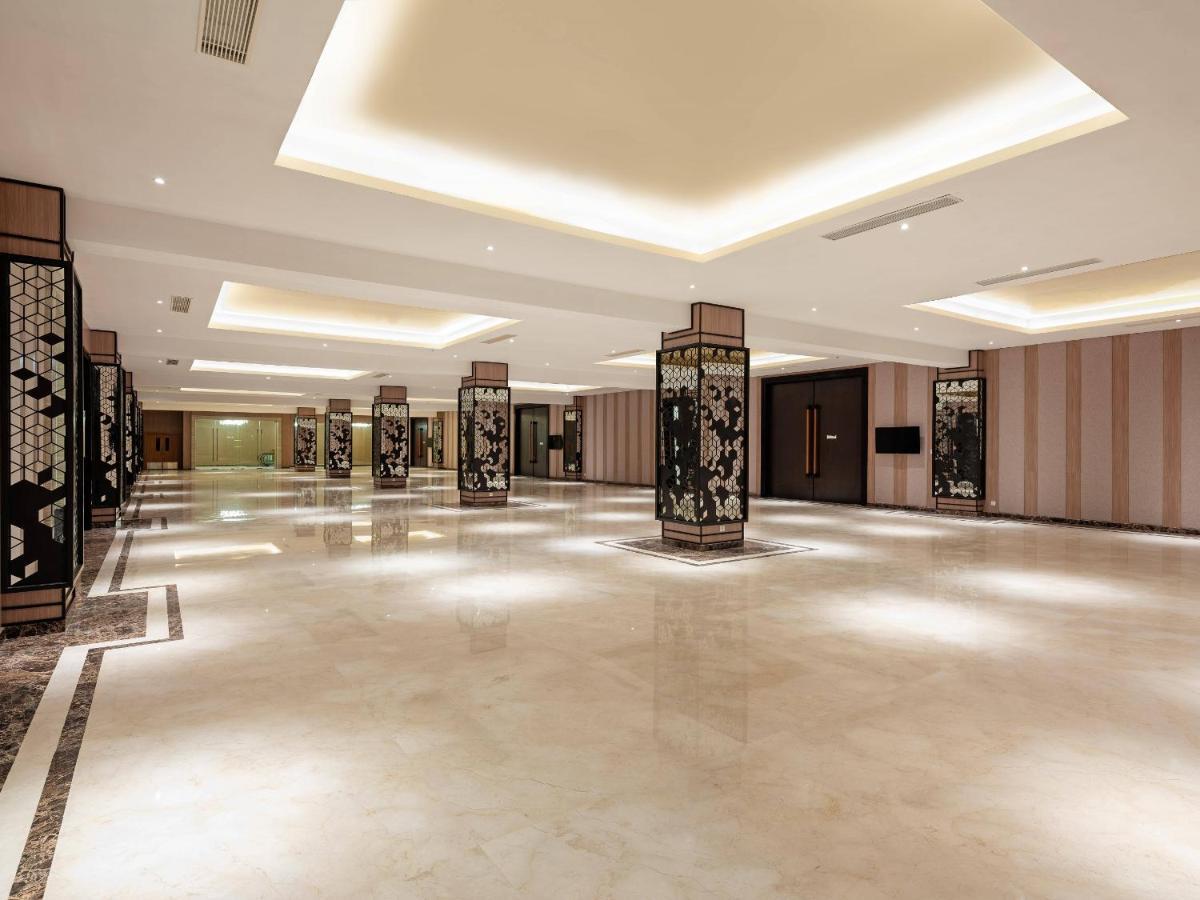 Aston Gresik Hotel & Conference Center Екстериор снимка