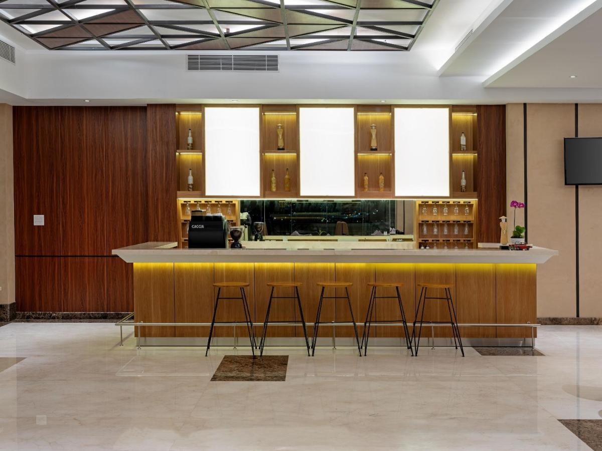 Aston Gresik Hotel & Conference Center Екстериор снимка